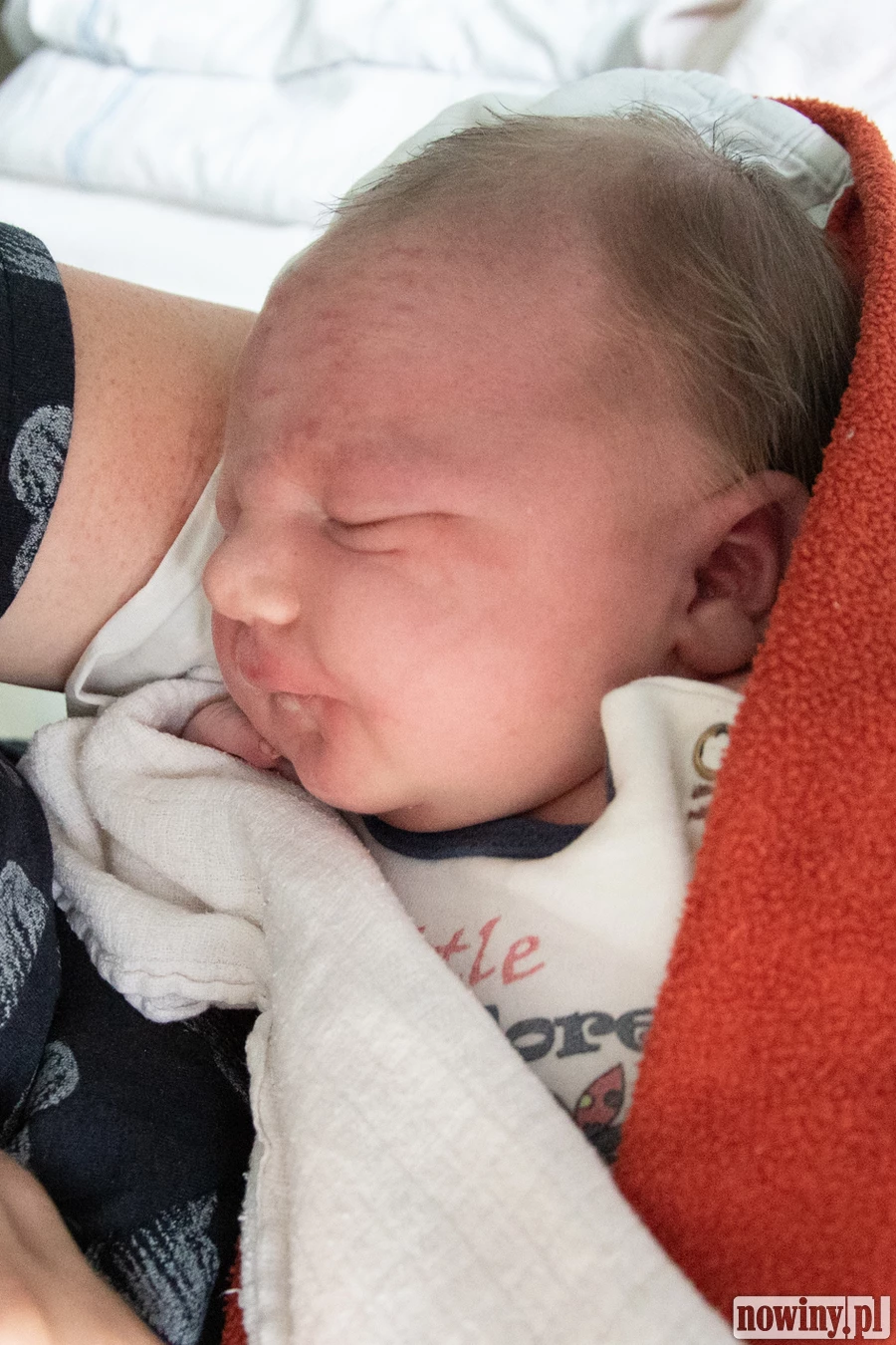 Poznajcie Dominika Trzaskalika. Dominik urodził się 22.07 o godz. 1.25. Ważył 4480 g i mierzył 58 cm. Jego rodzicami są Joanna i Karol z Jastrzębia-Zdroju. W domu na chłopczyka czeka starszy braciszek Brayan.