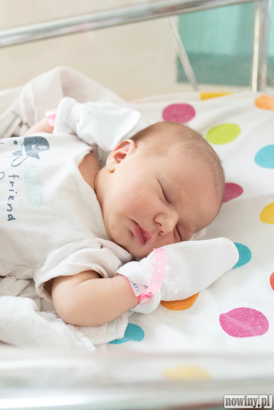 Na zdjęciu mała Maja Dalemula. Maja urodziła się 19.07 o godz. 13.15. Ważyła 3710 g i mierzyła 57 cm. Jej rodzicami zostali Anna i Daniel z Wodzisławia Śląskiego. W domu na Maję czeka starsze rodzeństwo: Julka, Szymon, Dominika i Kuba.