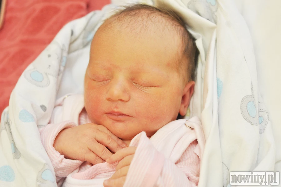 Szymon Šustek zjawił się na świecie 31 lipca o 19.45. Ważył wtedy 4090 g i mierzył 57 cm. Mama Magdalena i tato Robert są mieszkańcami Pietrowic Wielkich. W domu czeka rodzeństwo: Amelia i Alicja.