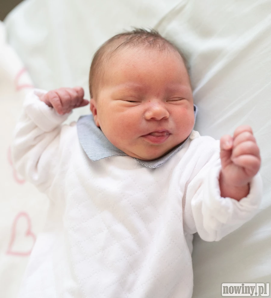 Martusia Suchanek urodziła się 29.07 o godz. 3.22. Ważyła 3700 g i mierzyła 57 cm. Jej rodzicami zostali Monika i Mateusz z Wodzisławia Śląskiego. W domu na Martę czekają dwie starsze siostry: Emilka i Lidia. Martę udało nam się sfotografować na chwilę przed wyjściem ze szpitala.