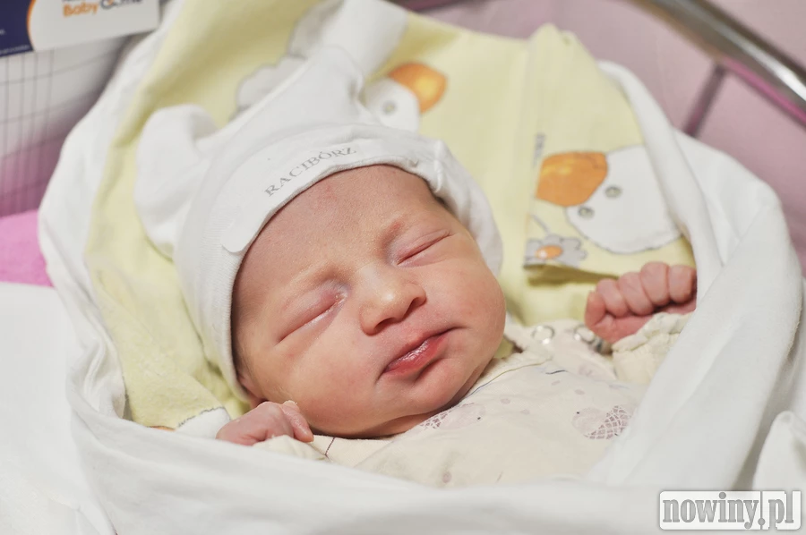 Anastazja Szefer przyjechała na Gamowską z Chałupek. Tu przyszła na świat 12 sierpnia o 7.28. Ważyła wtedy 2800 g i mierzyła 51 cm. Rodzicami dziewczynki są Martyna i Marek, w domu czeka siostra Antonina.