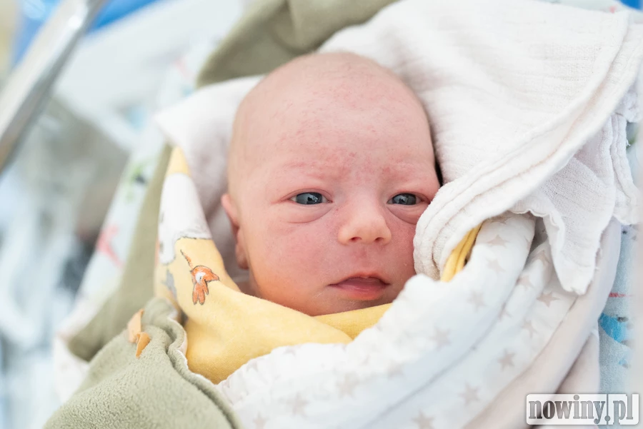 Mały Ignaś Skop urodził się 7.08 o godz. 9.50. Ważył 3340 g i mierzył 55 cm. Jego rodzicami zostali Karolina i Szymon z Chwałowic k. Rybnika. W domu na Ignasia czeka starszy brat Oliwier oraz siostra Wiktoria.
