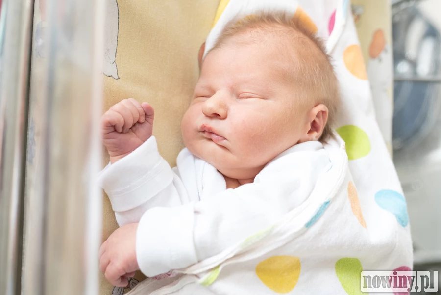 Igorek Lisowski urodził się 7.08 o godz. 9.25. Chłopczyk ważył 4340 g i mierzył 59 cm. Jego rodzicami zostali Ewelina i Dawid z Jastrzębia-Zdroju. W domu na Igorka czeka starsza siostra Julcia.