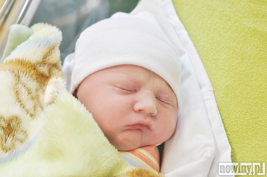 Bruno Jęczmionka urodził się 8 sierpnia o 11.45. Przy wadze 3970 g mierzył 59 cm. Rodzicami chłopczyka są Aleksandra i Piotr. Rodzina mieszka w Rogowie, w domu czeka siostra Pola.