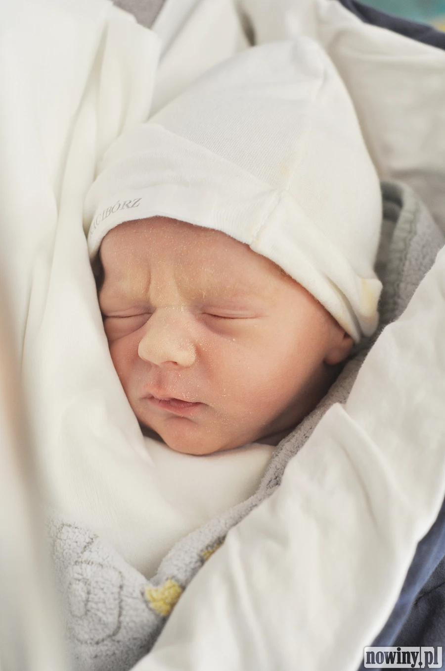 Teodor Jabłoński przybył na Gamowską aż z Warszawy. Urodził się w Raciborzu 8 sierpnia o 12.59. Ważąc 3090 g mierzył 52 cm. Rodzicami chłopca są Aleksandra i Marcin. W domu czeka siostra Judyta.