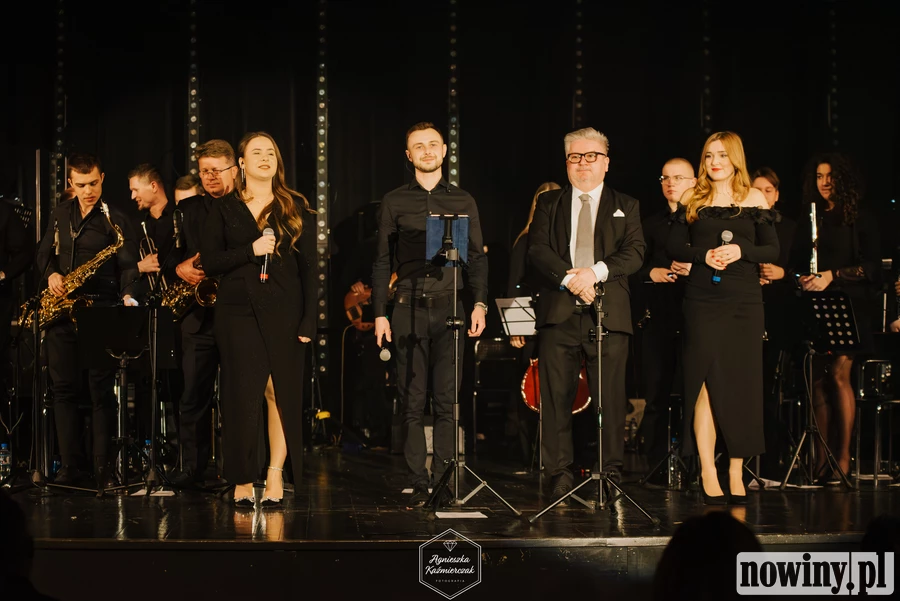 Koncert Wodzisławskiej Orkiestry Rozrywkowej odbył się pod kierownictwem Marka Soboty. Zaśpiewali: Roksana Ostojska, Alicja Tarasek oraz Tymoteusz Cieciera.