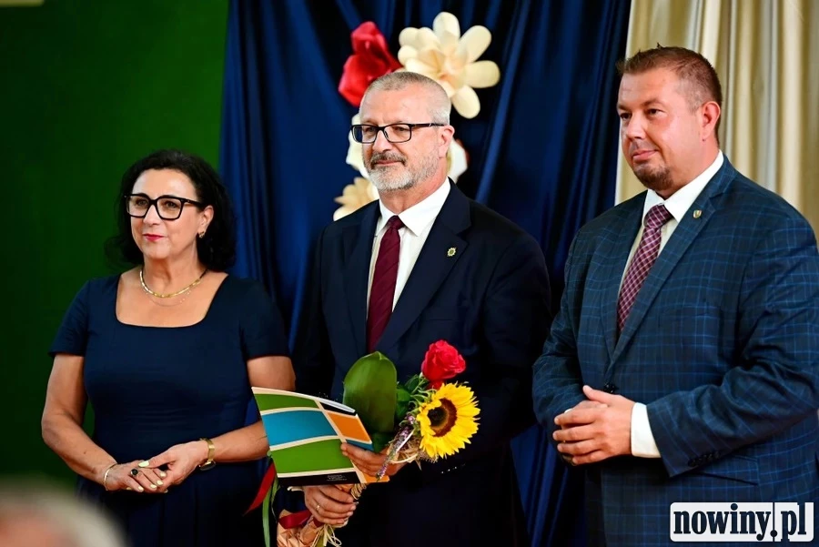 Dyrektor Sławomir Janowski na zdjęciu wraz z Ewą Lewandowską oraz Starostą Raciborskim Grzegorzem Swobodą