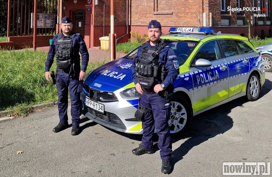 Starszy sierżant Dawid Machulec oraz starszy posterunkowy Mateusz Podsiadło pełnią służbę w ogniwie patrolowo-interwencyjnym w Komisariacie Policji w Czerwionce–Leszczynach.