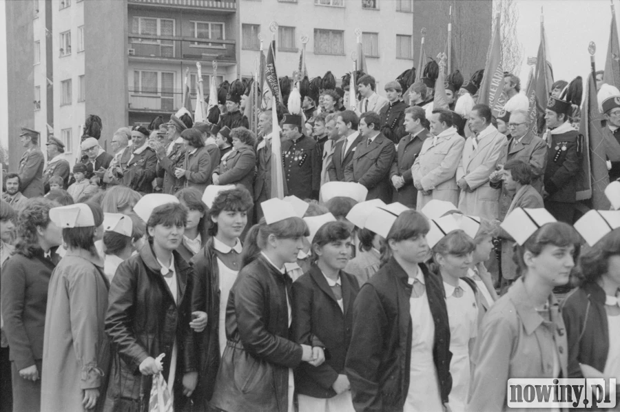 Na trybunie honorowej władze partyjne i miejskie. Fot. Instytut Dziedzictwa i Dialogu - Łaźnia Moszczenica