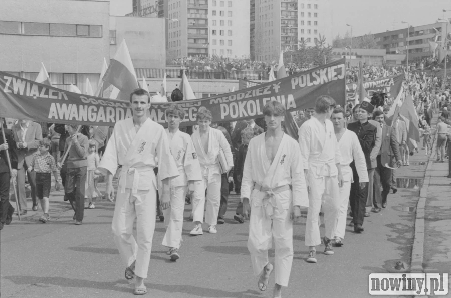 W tle hasło: „Związek Socjalistycznej Młodzieży Polskiej awangardą młodego pokolenia”. Fot. Instytut Dziedzictwa i Dialogu - Łaźnia Moszczenica