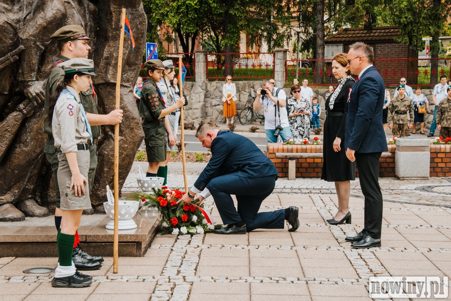 Uroczystości 3 Maja w Wodzisławiu Śląskim – Prezydent Miasta, Mieczysław Kieca składa kwiaty pod Pomnikiem Powstańców Śląskich, oddając hołd bohaterom walk o niepodległość.