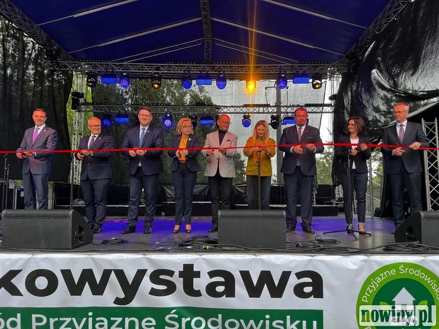Otwarcie 20. Ekowystawy w Pietrowicach Wielkich. Od lewej: wicewójt Pietrowic Wielkich Artur Herud, wójt Adam Wajda, prezes WFOŚiGW w Katowicach Mateusz Pindel, posłanka Gabriela Lenartowicz, radny wojewódzki Bronisław Karasek, starosta Grzegorz Swoboda, przewodnicząca rady gminy Pietrowice Wielkie Grażyna Podleśny, prezes Wydawnictwa Nowiny Arkadiusz Gruchot