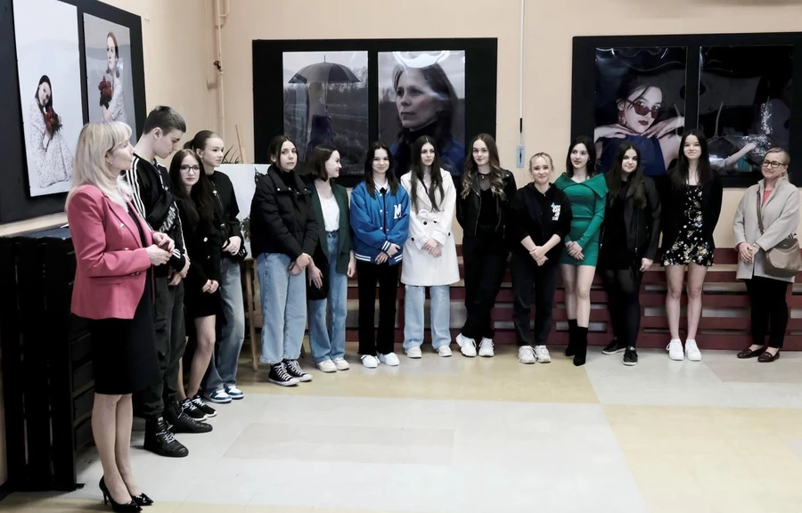 Dyrektor Ewa Mentel była dumna z dokonań młodych fotografików. Fot ZS 2