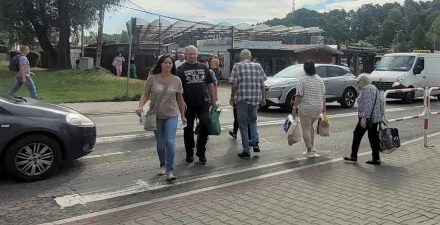Przejście dla pieszych koło targowisko uważana jest za niebezpieczne. Fot. KaBa