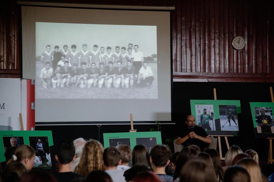 Marcin Boratyn, kierownik Galerii Historii Miasta, snuł ciekawa opowieść o historii rodzimego sportu. Fot. Krzysztof Sęk, Wiktoria Damps
