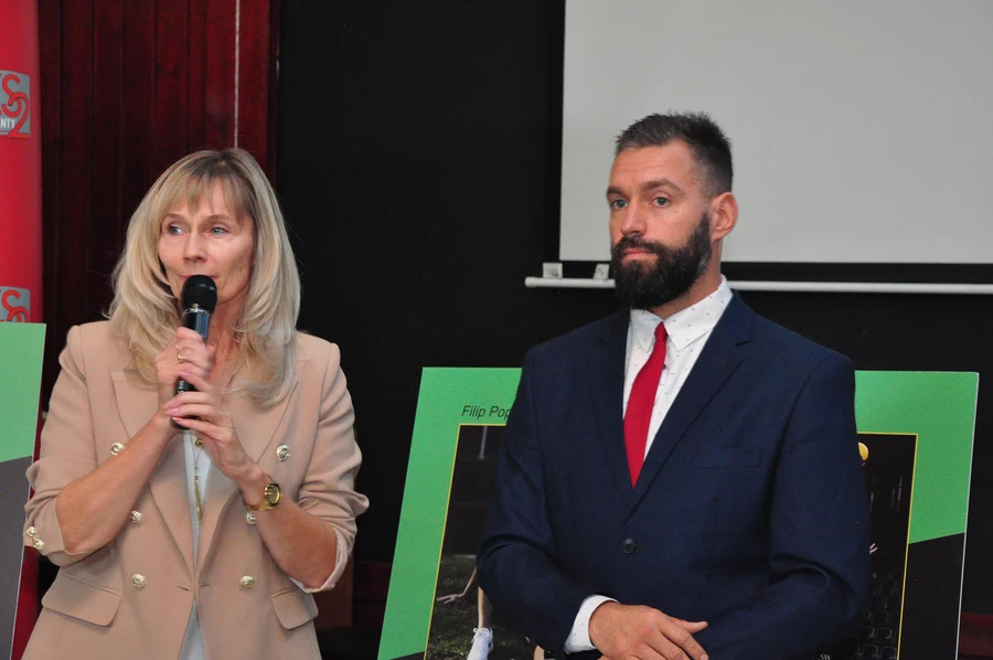 Dyrektor Ewa Mentel i prezes Adam Cieślak, dziękowali młodzieży za zaangażowanie się w projekt. . Fot. Krzysztof Sęk, Wiktoria Damps