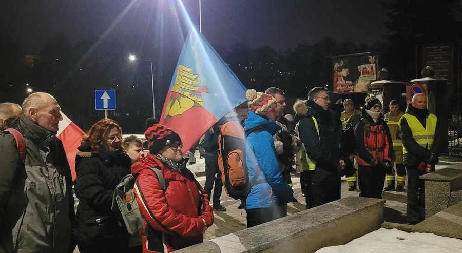 Na mogile ofiar Marszu Śmierci w Jastrzębiu Górnym zapalono znicze. Fot. JK