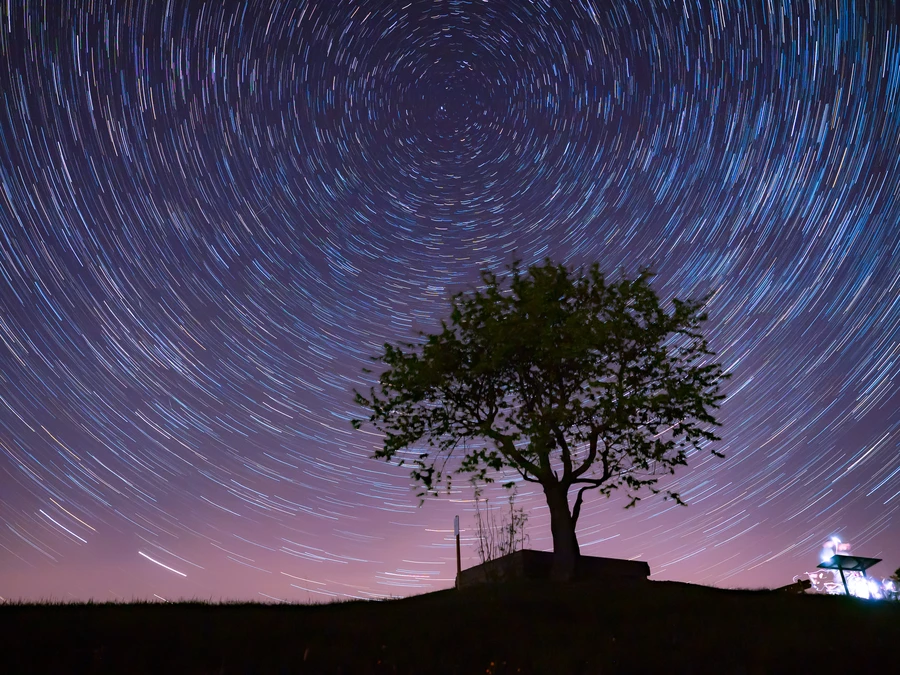 Pozorny ruch gwiazd na niebie - zdjęcie startrails. fot. P. Woźniak