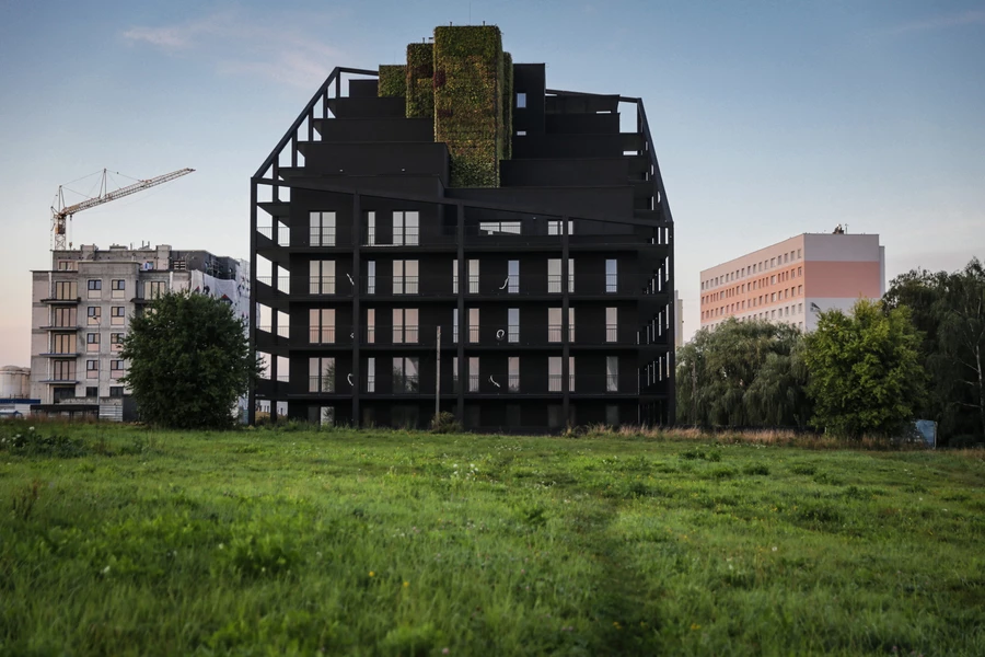 Apartamentowiec został wzniesiony niedaleko Osiedla Korfantego, składającego się z dziesięciopiętrowych bloków wybudowanych w czasach PRL. Zdjęcie wykonano pod koniec budowy obiektu. Fot. Dominik Gajda