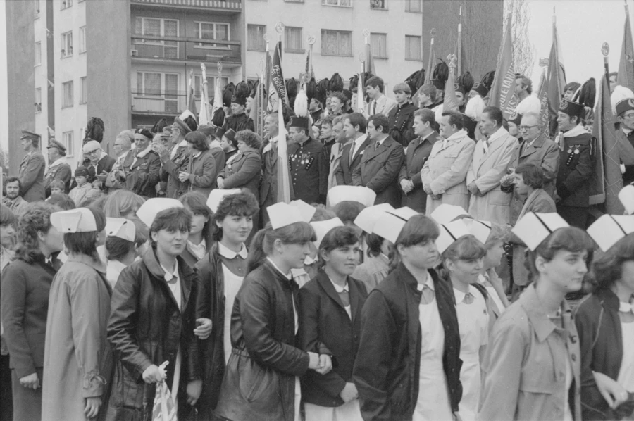 Na trybunie honorowej władze partyjne i miejskie. Fot. Instytut Dziedzictwa i Dialogu - Łaźnia Moszczenica