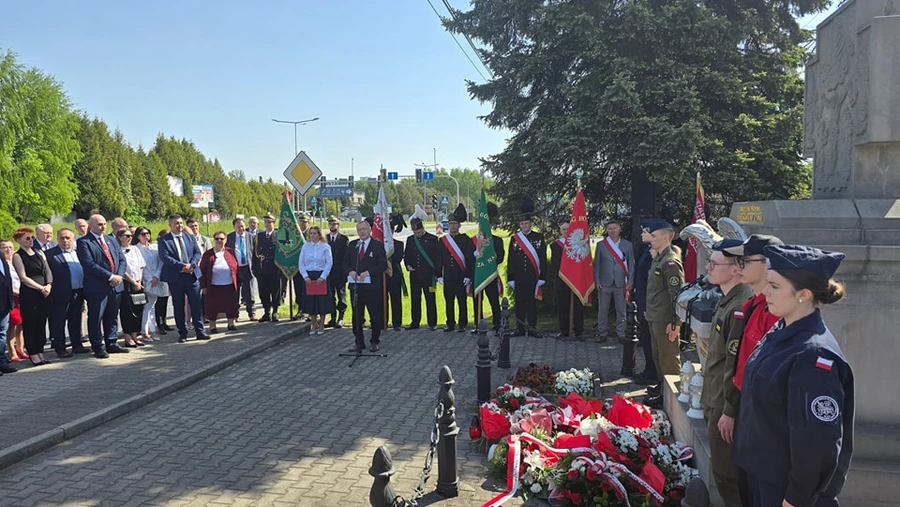 Przed Pomnikiem Niepodległości w Bziu złożono kwiaty. Fot. UM Jastrzębie