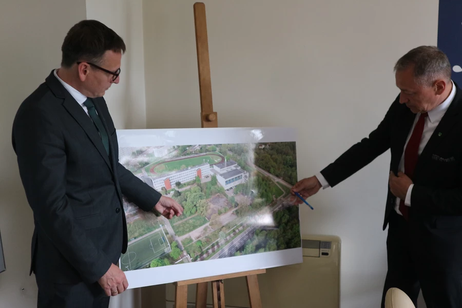 Michał Urgoł i Grzegorz Dulemba wskazują planowaną lokalizację aquaparku.