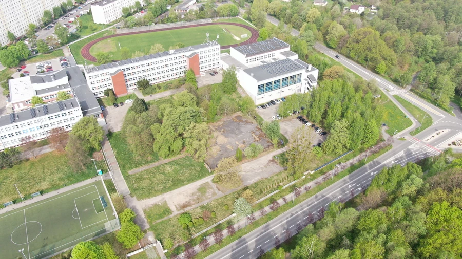 Zdjęcie terenu, na którym ma powstać aquapark. W górnej części fotografii budynki ZS2, po prawej pływalnia Laguna. fot. UM Jastrzębie-Zdrój