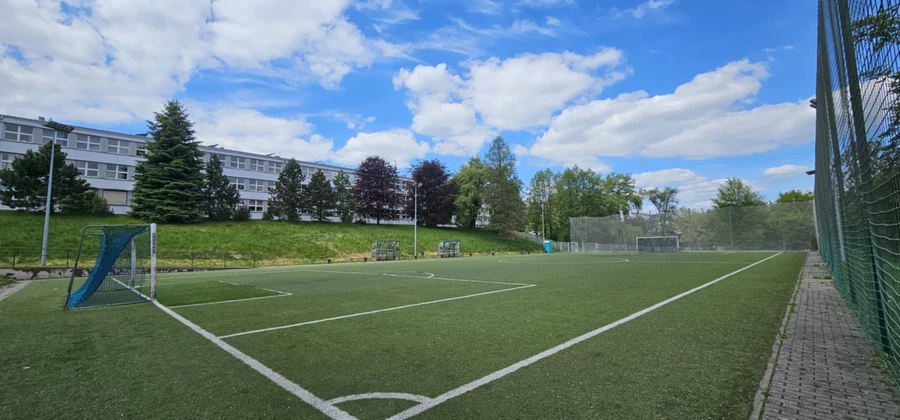 Boiska przy „Korfantym” utworzą wraz z basenem kompleks sportowo-rekreacyjny. Fot. KaBa