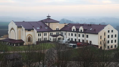 Budowa zakończona, klasztor poświęcony. W Pietrowicach Wielkich powstała placówka sióstr Zawierzanek