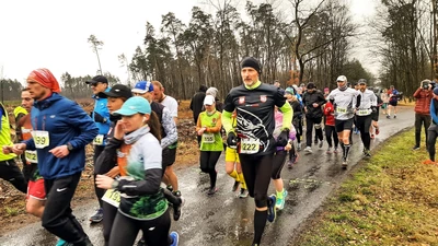 Deszczowy półmaraton w Kuźni Raciborskiej i... 80-letni zawodnik [ZDJĘCIA]