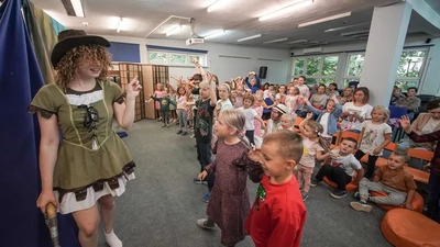 Teatr Krak-Art wystąpił w wodzisławskiej bibliotece. Dzieci zachwycone! [ZDJĘCIA]