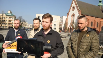 Komitet Michała Wosia z akumulatorem na Rynku. Przyszedł do nich Jacek Wojciechowicz i szukał „jednego klienta”