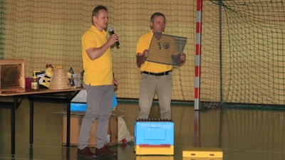 Pszczelarze z Rogowa odwiedzili szkoły i przedszkola gminy Lubomia