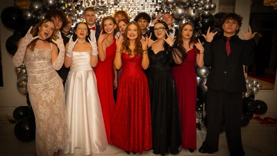 Elegancka studniówka maturzystów z Liceum Ogólnokształcącego nr 1 w Jastrzębiu-Zdroju [ZDJĘCIA]