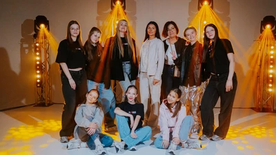 Muzyczny debiut Stasia Karonia. Chłopiec uczy się śpiewu pod okiem Elżbiety Biskup