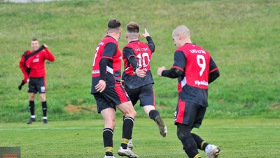 LKS Lyski liderem. Zwycięstwo w Bukowie po trudnym meczu na szczycie B klasy [ZDJĘCIA]