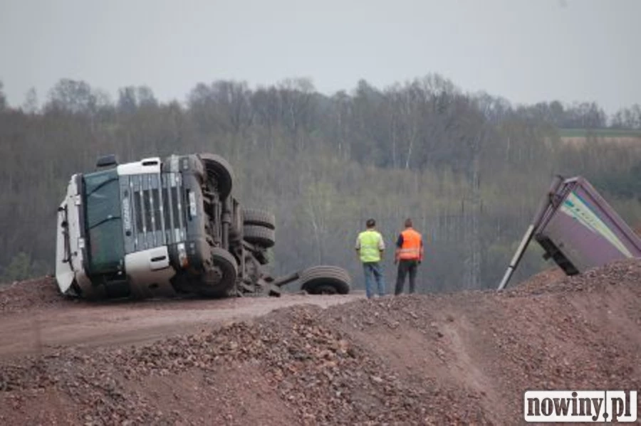 Ciężarówka spadła z nasypu autostrady
