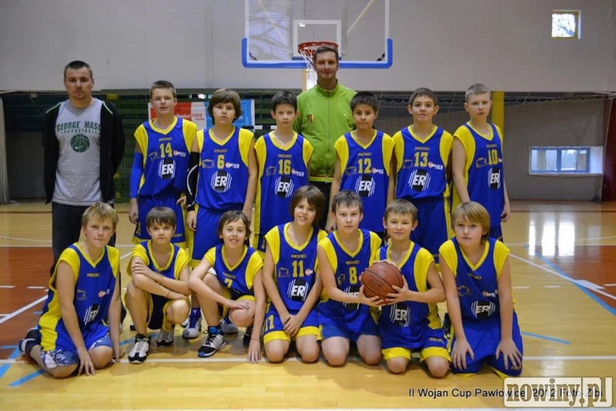 Młodzi koszykarze z pucharem