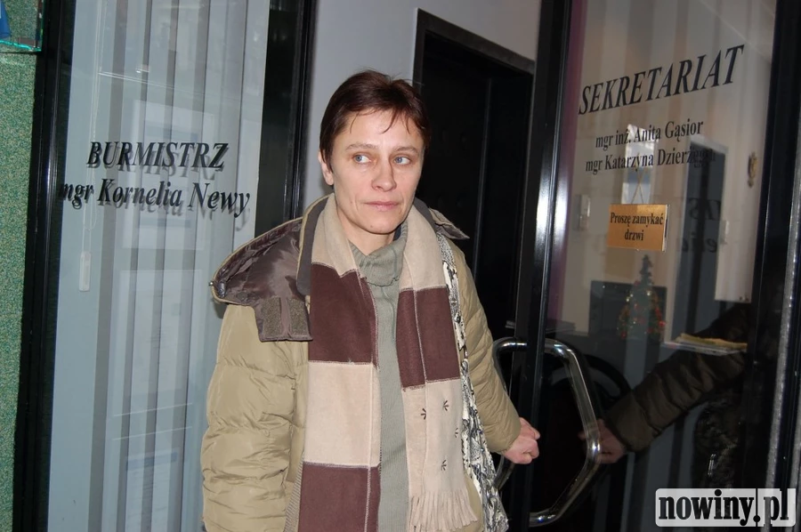 Kobieta prosi o dach nad głową