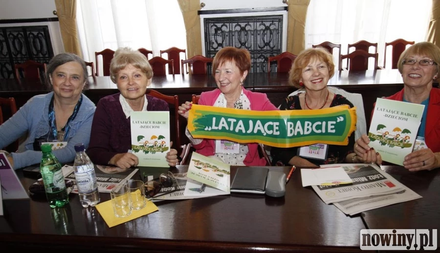 „Latające Babcie” z wizytą w bibliotece