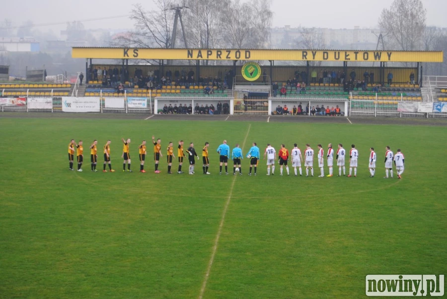 Rymer pewnie wygrywa derby z Naprzodem