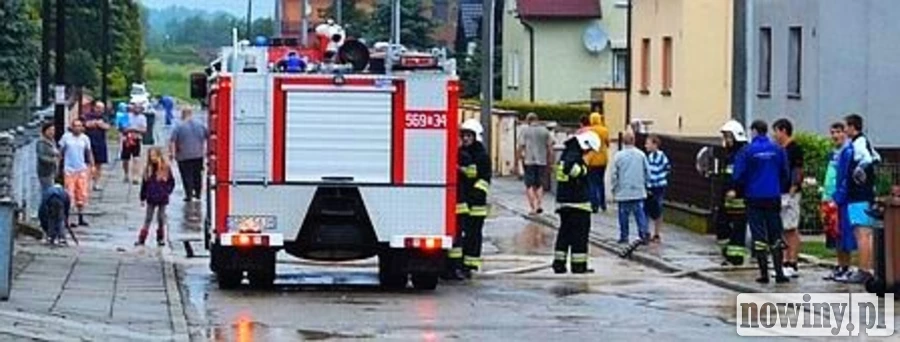 Racibórz Studzienna: błoto z pól zalało ulicę Sobieskiego