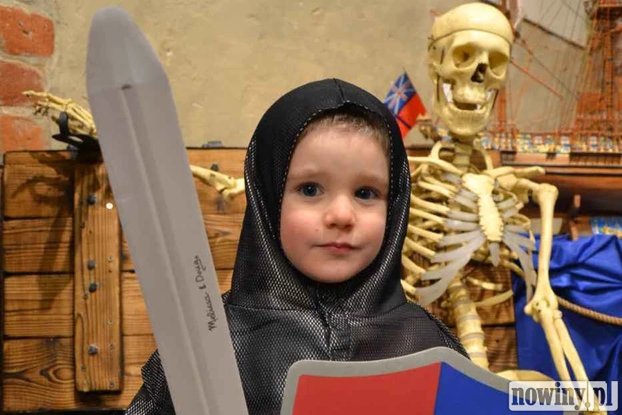 Zwiedzaj zamek w przebraniu rycerza lub księżniczki
