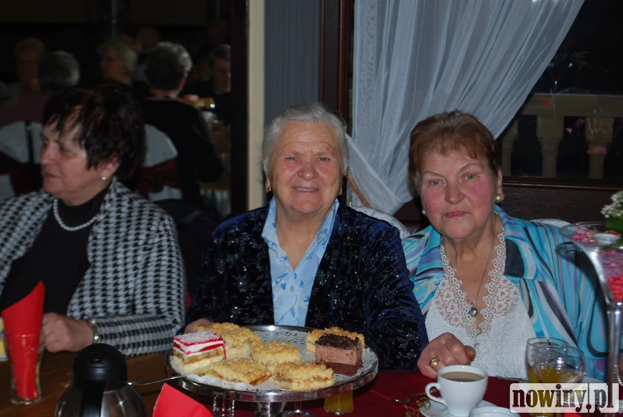 Seniorzy z Brzezia bawią się w coraz liczniejszym gronie
