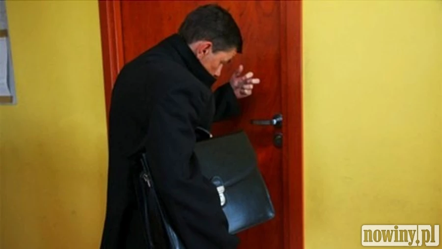Co zrobić, gdy do Twoich drzwi zapuka ktoś, kto przedstawia się jako komornik?