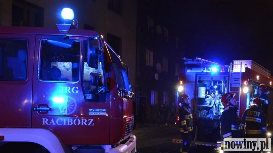 Zderzenie peugeota z golfem w Pietraszynie. Samochodami jechało 9 osób