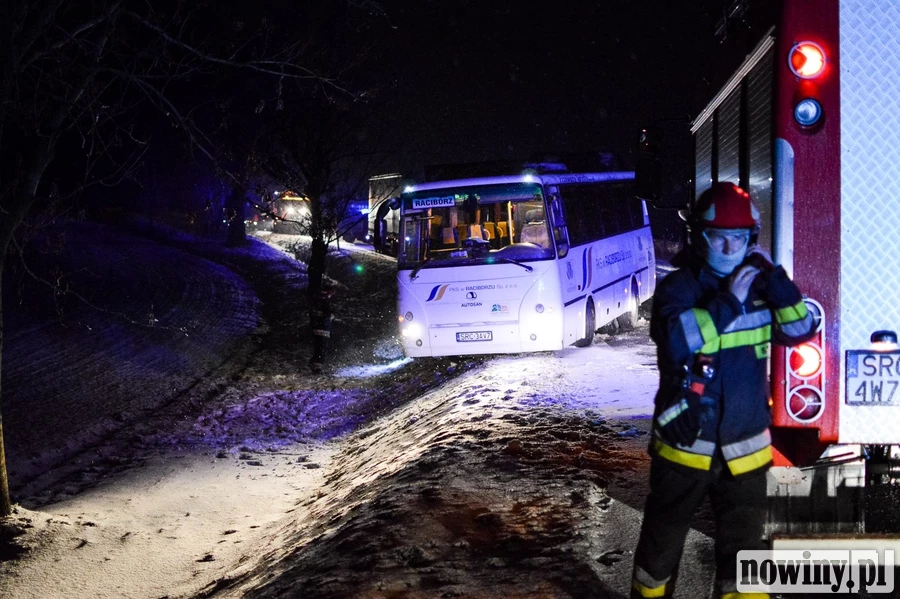Zderzenie czterech samochodów na DK 45. Autobus zawisł nad skarpą