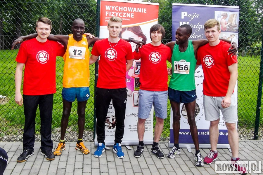 Studenci PWSZ z Raciborza wykonywali masaż sportowy na półmaratonie w Kietrzu