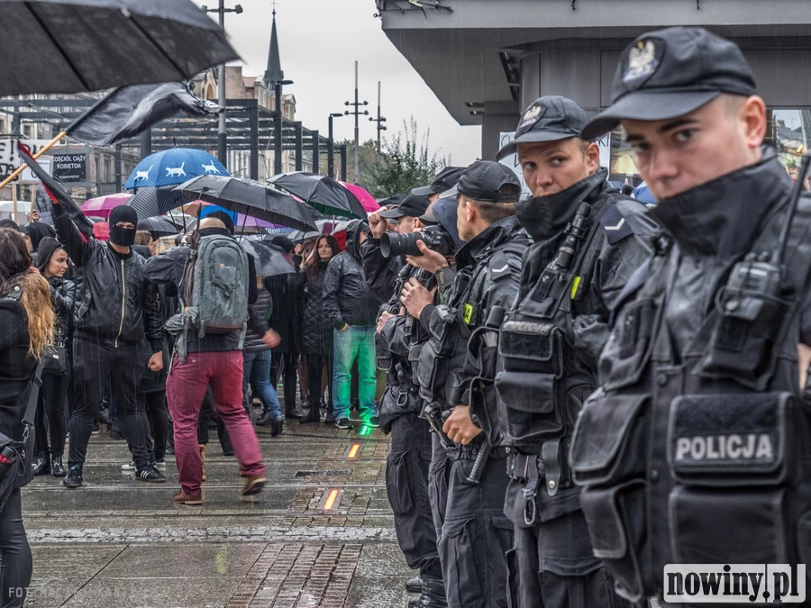 Czarny Poniedziałek w Katowicach - policja podzieliła protestujących