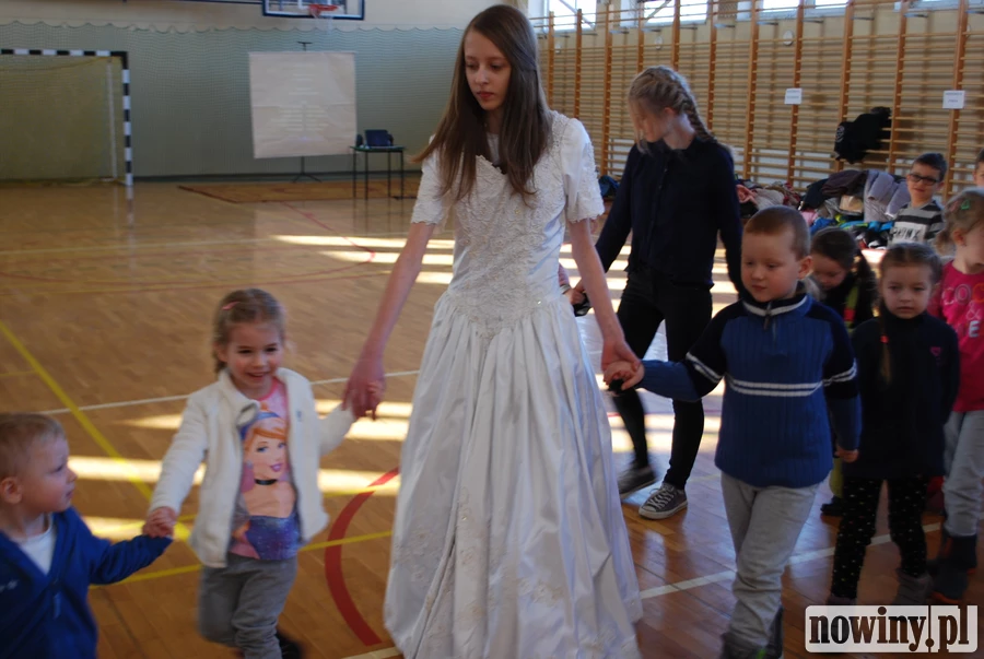Bajkowe spotkanie gimnazjalistów z przedszkolakami gminy Kornowac